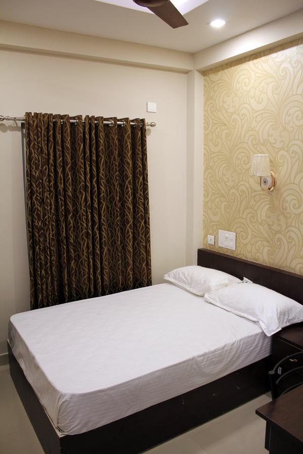 Collection O 8267 Galaxy Inn Kochi Extérieur photo