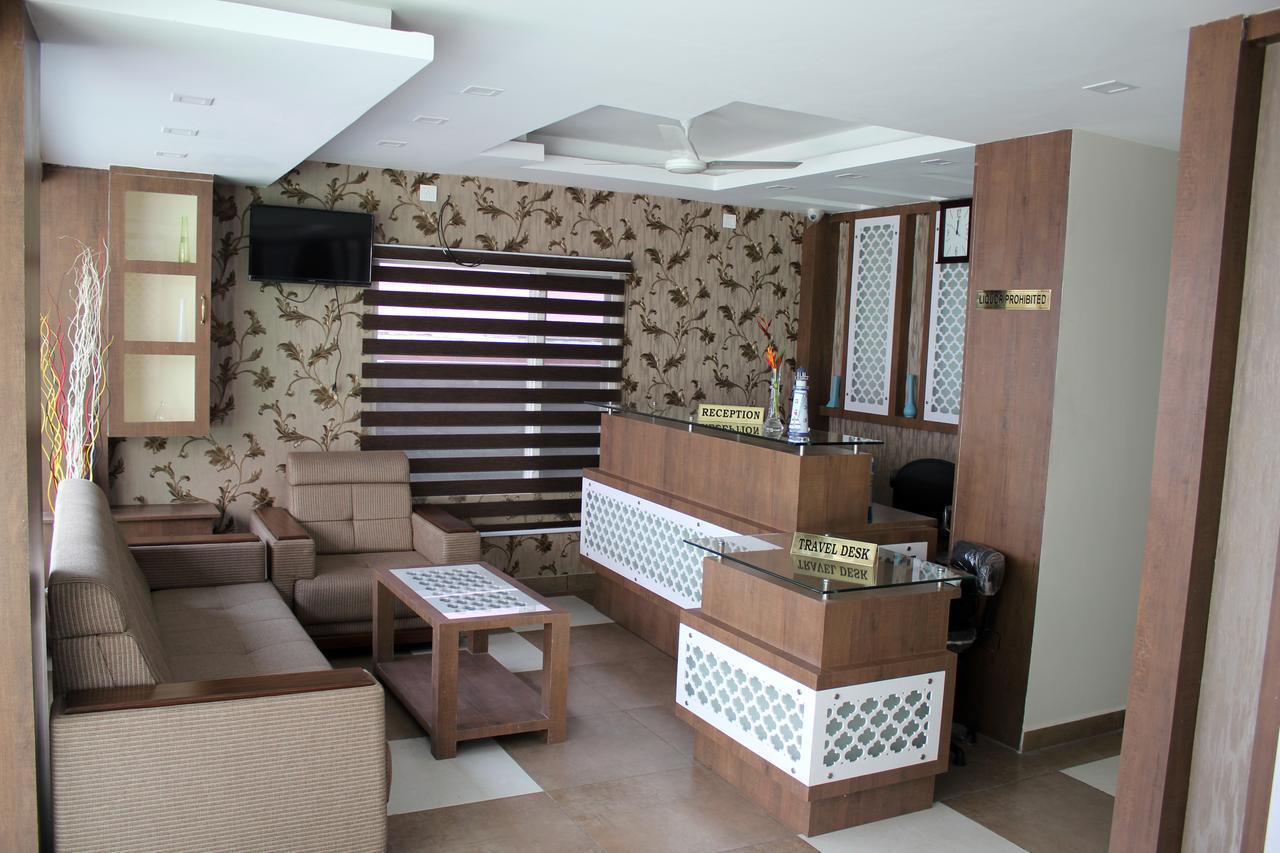 Collection O 8267 Galaxy Inn Kochi Extérieur photo